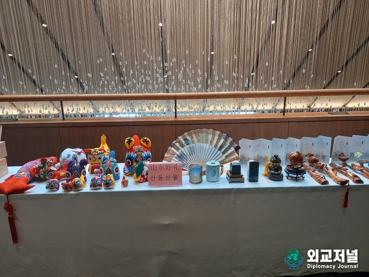 A variety of goods manufactured by Shandong Province are on display in front of the entrance to the 2023 Dialogue – Korea, Shandong industrial cooperation exchange event hall at Hotel Shilla in Seoul on Oct. 13.