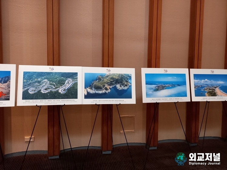Many pictures depicting the land and beautiful scenery of Shandong Province are displayed at the entrance to the 2023 Dialogue – Korea, Shandong industrial cooperation exchange event hall at Hotel Shilla in Seoul on Oct. 13.