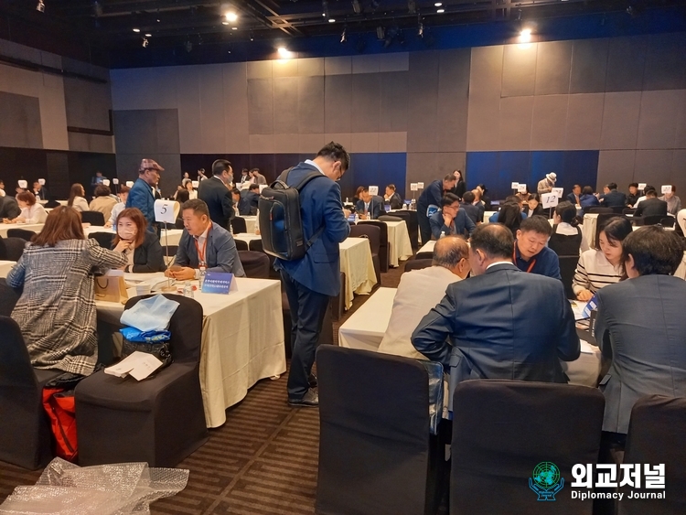 Korean and Shandong businessmen engage in person-to-person business consultations at Hotel Shilla in Seoul on Oct. 13.