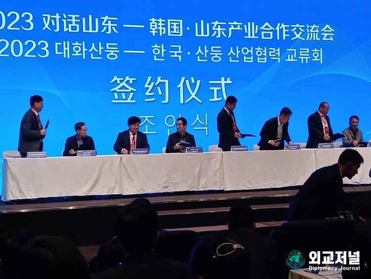 Korean and Shandong businessmen sign a memorandum of understanding for trade and business cooperation.