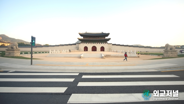 Gwanghwamun weoldae, restored after more than 100 years, and the newly created Gwanghwamun plaque were unveiled to the public for the first time on Oct. 15. / Courtesy of Diplomacy Journal