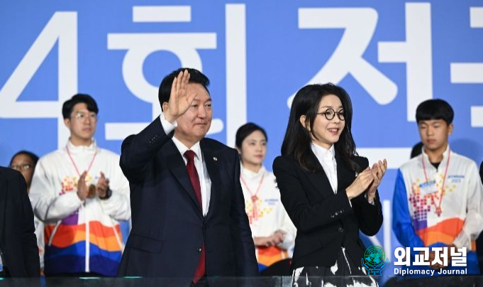 President Yoon Suk-yeol and First Lady Kim Keon-hee respond to the applause of the athletes at the opening ceremony of the 104th Korean National Sports Festival on Oct. 13. / Courtesy of the Office of the President