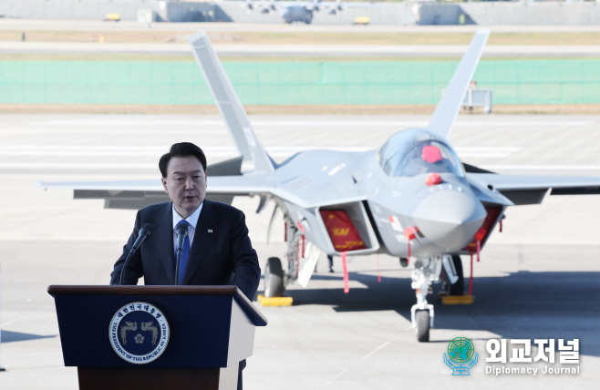 President Yoon Suk-yeol delivers a congratulatory speech at the opening ceremony of Seoul ADEX 2023 at Seoul International Airport in Seongnam, Gyeonggi Province, on Oct. 17.