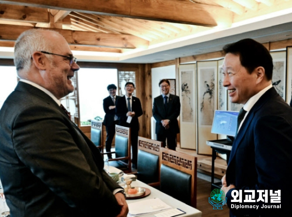 SK Group Chairman Chey Tae-won (right) meets with Estonian President Alar Karis at the SK Building in Seoul on Oct. 13. / Courtesy of SK Group