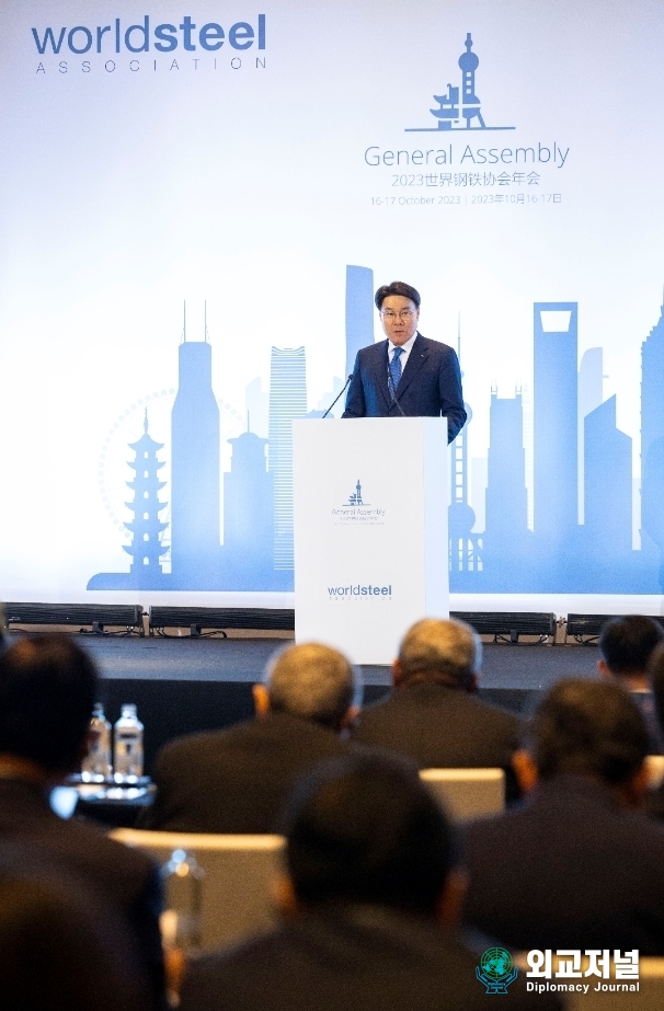 POSCO Chairman Choi Jeong-woo delivers a keynote speech at the World Steel Association General Assembly on Oct. 15. / Courtesy of POSCO