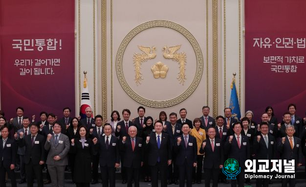 President Yoon Suk-yeol holds a dinner with 90 members of the National Unity Council at the Cheong Wa Dae official residence on Oct. 17./ Courtesy of the Presidential Office.