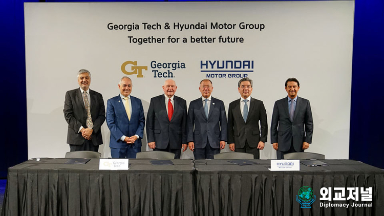 Hyundai Motor Group Chairman Chung Eui-sun (4th from the left) poses with top executives of Georgia Tech and Hyundai Motor Group after signing a memorandum of understanding on Sept. 19./ Courtesy of Hyundai Motor