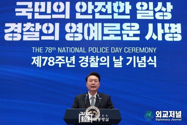 윤석열 대통령이 18일 청와대 영빈관에서 열린 제78주년 경찰의날 기념식에서 축사를 하고 있다. (사진-대통령실)