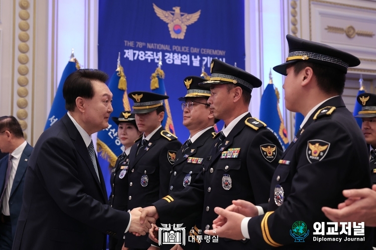 윤석열 대통령이 18일 청와대 영빈관에서 열린 제78주년 경찰의날 기념식에서 참석자들과 인사하고 있다. (사진=대통령실 ) 
