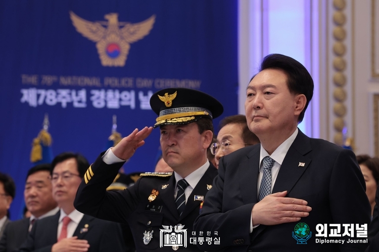  윤석열 대통령이 18일 청와대 영빈관에서 열린 제78주년 경찰의날 기념식에서 국기에 대한 경례를 하고 있다. (사진=대통령실)