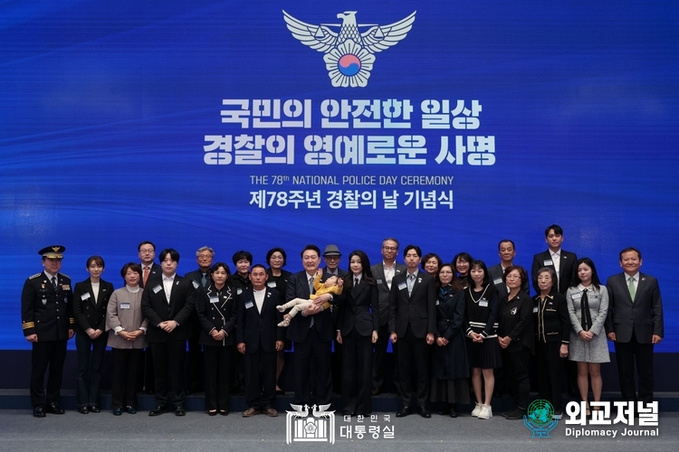  윤석열 대통령이 18일 청와대 영빈관에서 열린 제78주년 경찰의날 기념식에서 경찰영웅 고 유재국 경위의 자녀를 안고 경찰영웅 및 순직경찰 유가족과 기념촬영을 하고 있다. (사진=대통령실)