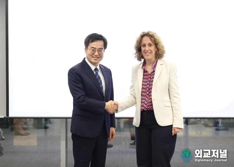 Gyeonggi-do Governor Kim Dong-yeon (left) shakes hands with Helen Clarkson, CEO of The Climate Group, to explain Gyeonggi-do's commitment to overcoming the climate crisis on Oct. 4.