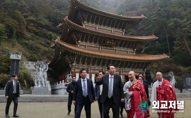 President Yoon Suk-yeol (third from the right) visits Guinsa Temple, the headquarters of Cheontae Buddhism in Danyang, Chungcheongbuk-do on Oct. 19.