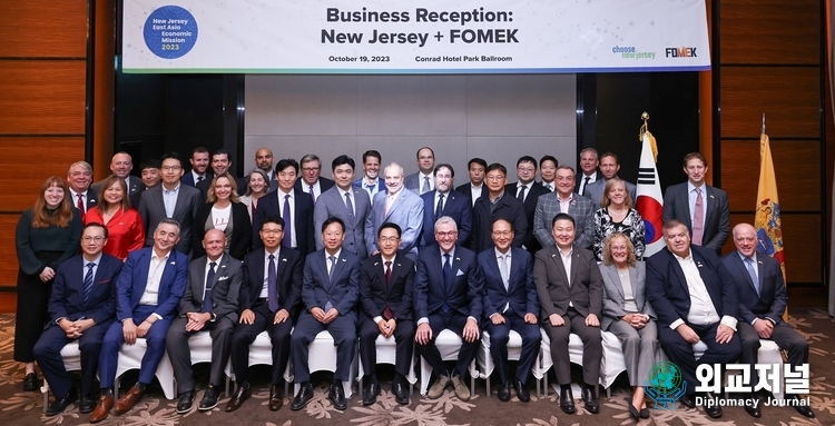 Participants from FOMEK and New Jersey Investment Authority take a commemorative photo at the joint business reception in Seoul on Oct. 19.