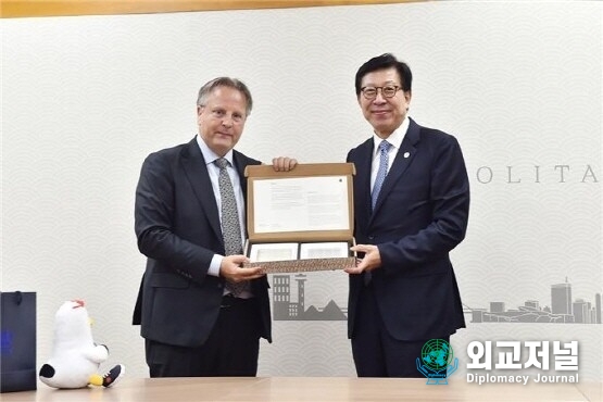 Busan Mayor Park Hyung-joon (right) meets with Danish Ambassador to Korea Svend Olling at Busan City Hall on Oct. 19.