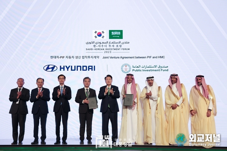  10월 22일 윤석열 대통령은 한-사우디 투자 포럼에 참석해 기념촬영을 하고있다. (사진제공=대통령실)