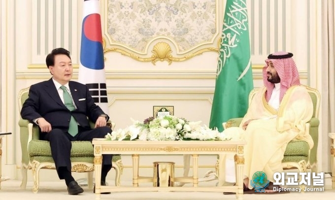 President Yoon Suk-yeol (left) holds talks with Saudi Crown Prince Mohammed bin Salman bin Abdulaziz Al Saud on Oct. 22 /Courtesy of the Office of the President