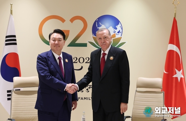 President Yoon Suk-yeol (left) shakes hands with President Recep Tayyip Erdoğan of Turkiye in India for talks on Sept. 9, 2023.