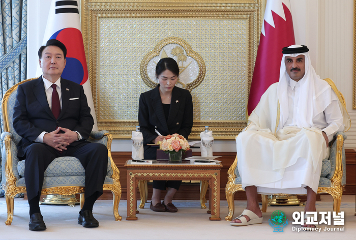President Yoon Suk-yeol (left) holds a summit with Qatari Emir Tamim bin Hamad Al-Thani at Amiri Diwan, the royal palace of Qatar, in Doha on Oct. 25.