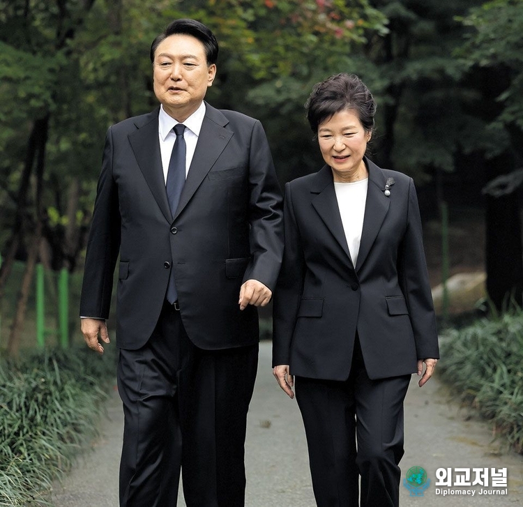 President Yoon Suk-yeol (left) walks with former President Park Geun-hye to attend the 44th anniversary memorial service for former President Park Chung-hee at the National Cemetery in Seoul on Oct. 26./ Courtesy of the Presidential Office