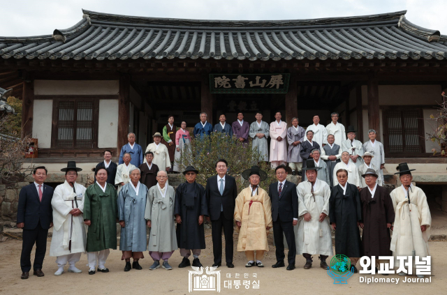 President Yoon Suk-yeol (center, the front row) poses with yurim leaders during his visit to Andong Byeongsan Seowon (auditorium) on Oct. 27. / Courtesy of the Office of the President