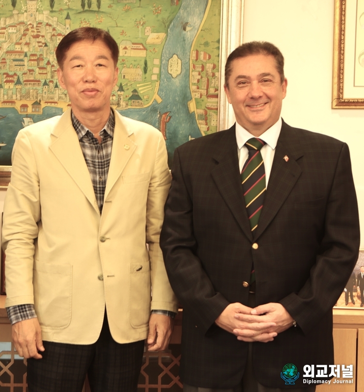 주한 튀르키예 무랏 타메르 대사(오른쪽)와 외교 저널 발행인 이존영 회장이 함께 포즈를 취하고 있다.(사진=외교저널)