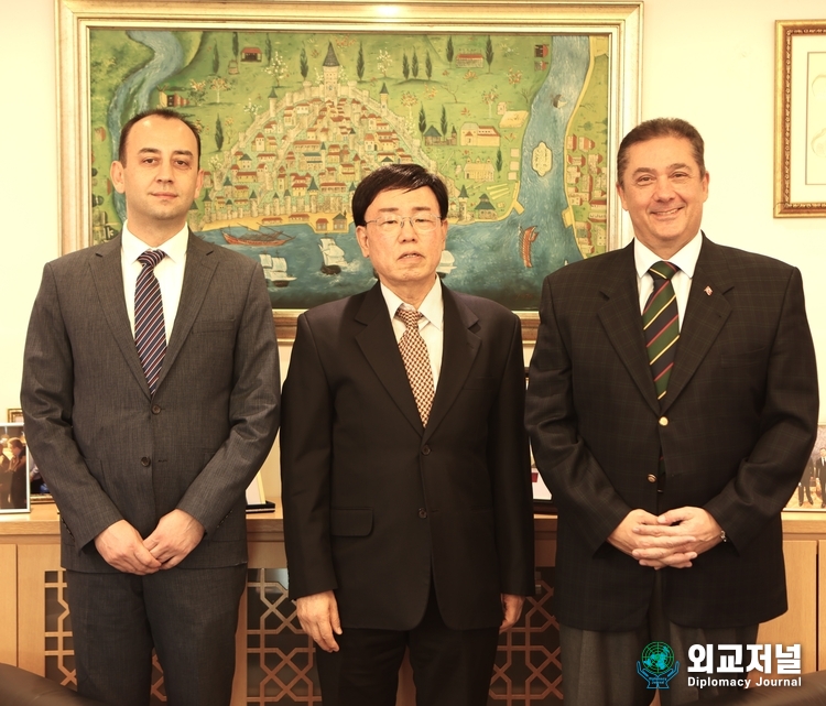 주한 튀르키예 무랏 타메르대사(우측)와 외교 저널의 이갑수 편집장 (중앙)이 튀르키예 주한 대사관의 세르잔 참사관(좌측)과 함께 포즈를 취하고 있다.(사진=외교저널)