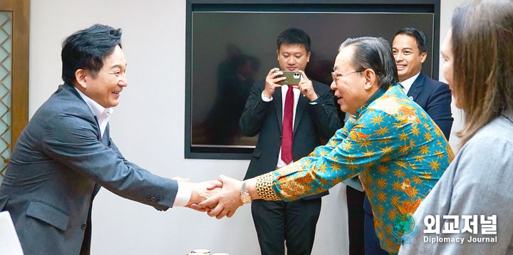Minister of Land, Infrastructure, and Transport Won Hee-ryong (left) shakes hands with Indonesian Ambassador to Korea Gandi Sulistiyanto in Seoul on Nov. 1. / Courtesy of MOLIT