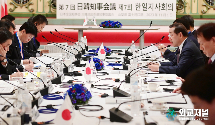 Incheon City Mayor Yoo Jeong-bok (right) delivers a presentation on "Local Creation and Balanced Development" at the 7th Korea-Japan Governors' Conference in Yamanashi Prefecture, Japan, on Nov. 1.