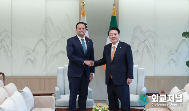 President Yoon Suk-yeol (right) holds the Korea-Ireland Summit with Irish Prime Minister Leo Varadkar on Nov. 3./ Courtesy of the Office of the President