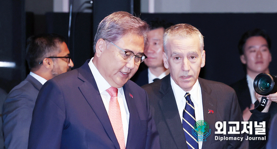 Foreign Minister Park Jin (left) talks with U.S. Ambassador to South Korea Philip Goldberg during the opening ceremony of the Korea-U.S. Space Forum at the Grand Hyatt Hotel in Yongsan-gu, Seoul, on Nov. 6.