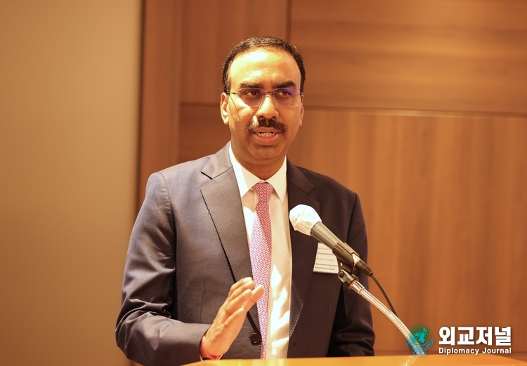 Ashwini Kumar, principal secretary of the Urban Development & Urban Housing Department, the Government of Gujarat in India, delivers a presentation on Gujarat State at a seminar held at Lotte Hotel in Seoul on Nov. 7.