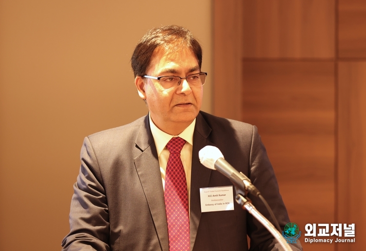  Amit Kumar, Ambassador of India in Seoul, makes a special address at a seminar held at Lotte Hotel in Seoul on Nov. 7.