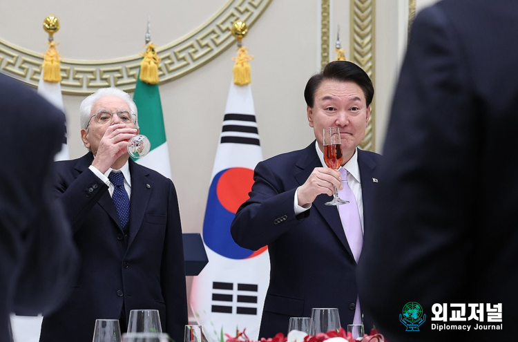 President Yoon Suk-yeol (right) toasts with Italian President Sergio Mattarella during a welcome dinner for the Italian president at the Cheong Wa Dae official residence on Nov. 8./ Courtesy of the Presidential Office