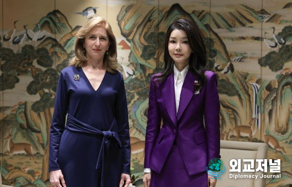First Lady Kim Keon-hee (right) meets with Her Excellency Laura Mattarella, who is on a state visit to South Korea with her father, Italian President Mattarella on Nov. 8./ Courtesy of the Presidential Office<br>

