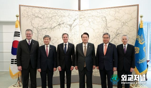 President Yoon Suk-yeol (4th from the left) invites U.S. Secretary of State Antony Blinken (3rd from the left) to the presidential office for a luncheon on Nov. 9. / Courtesy of the Office of the President.