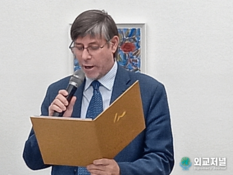 Peruvian Amb. Paul Duclos delivers a congratulatory speech at the 26th World Peace Art Exhibition Award Ceremony held at the Hangaram Museum of Art in Seoul, Korea, on Nov. 7.