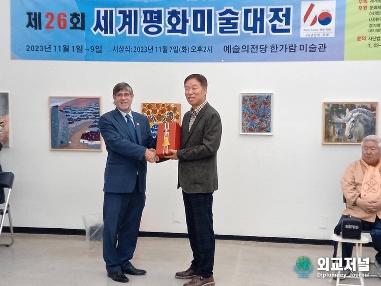 Publisher-Chairman Lee Jon-young of the Diplomacy Journal (right) presents a gift to Peruvian Amb. Paul Duclos at the 26th World Peace Art Exhibition Award Ceremony held at the Hangaram Museum of Art in Seoul, Korea, on Nov. 7.