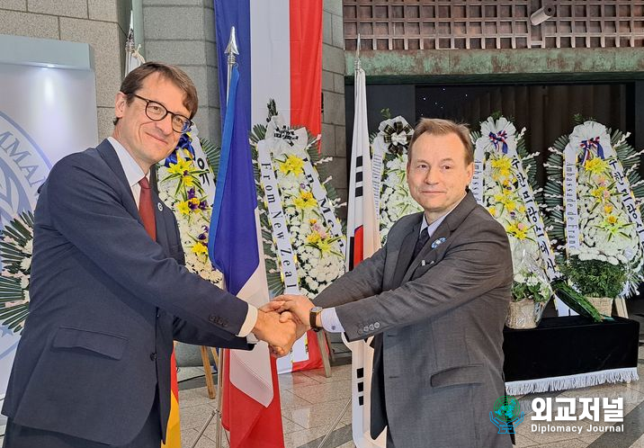 French Ambassador to Korea Philippe Bertoux (left) shakes hands with German Ambassador to France Georg Schmidt during the 105th World War I Armistice Day ceremony at the War Memorial in Yongsan-gu, Seoul, on Nov. 10.