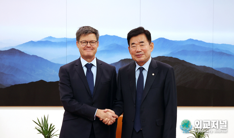 National Assembly Speaker Kim Jin-pyo (right) shakes hands with Chilean Ambassador to Korea Mathias Francke on Nov. 10./ Courtesy of the National Assembly