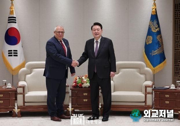 President Yoon Suk-yul (right) receives the Judge of the International Criminal Court (ICC), Piotr Hofmanski on Nov. 13. / Courtesy of the Office of the President