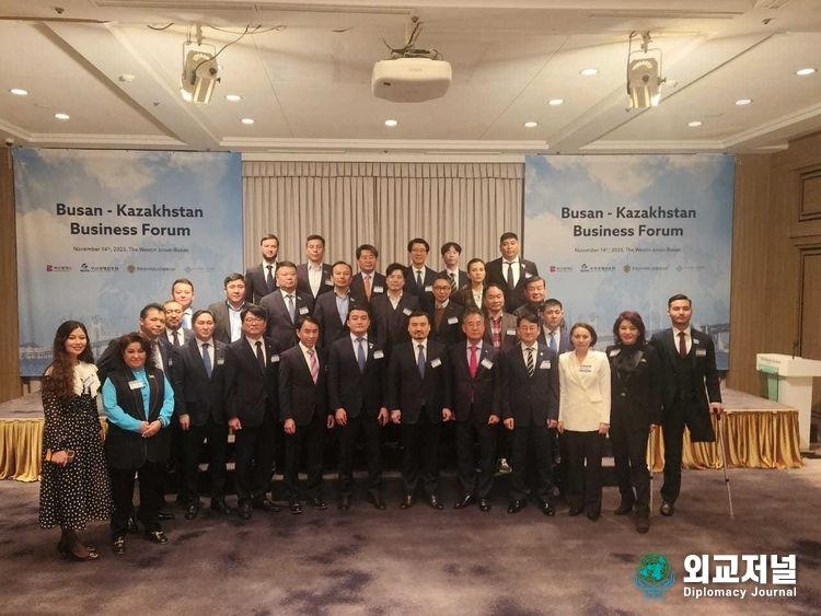 Ambassador of Kazakhstan Nurgali Arystanov (sixtrh from the right, front row) poses with participants in the Busan-Kazakhstan Business Forum on Nov. 14.