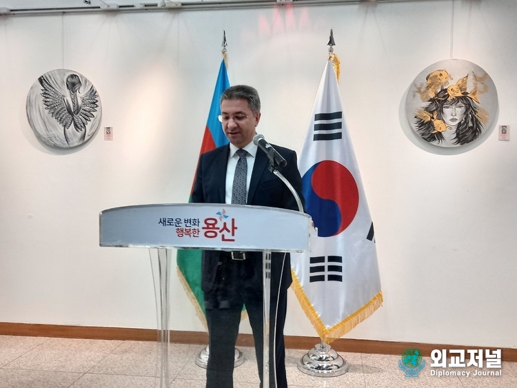 Amb. Ramin M. Hasanov of Azerbaijan delivers a congratulatory speech at the opening ceremony of the “Art of cultural diplomacy” exhibition held in Yongsan, Seoul on Nov. 15.