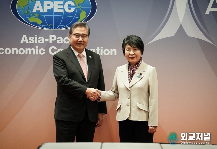 Minister of Foreign Affairs Park Jin (left) shakes hands with Japan’s Minister for Foreign Affairs Kamikawa Yoko on November 15.