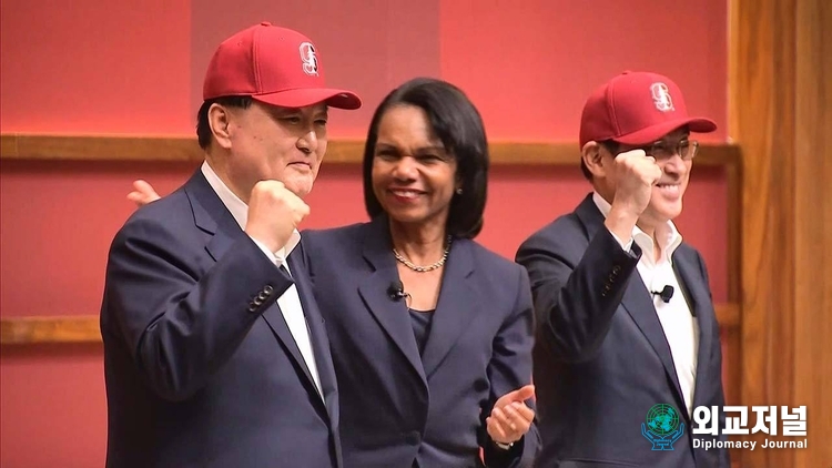 President Yoon Suk-yeol (left) and Japanese Prime Minister Fumio Kishida (right) hold a roundtable discussion at Stanford University on Nov. 17.