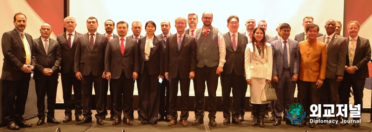 Amb. Aris Vigants of Latvia (7th from the right) poses with foreign ambassadors in Seoul at a reception to mark the 105th proclamation day of Latvia at Hyatt Hotel in Seoul on Nov. 17.