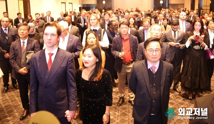 Foreign and Korean guests listen to welcoming remarks delivered by Amb. Aris Vigants of Latvia.
