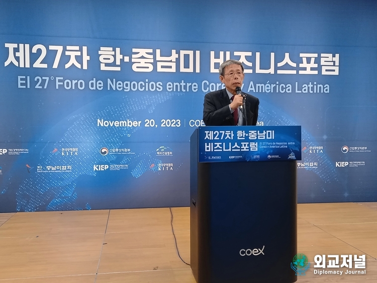 Han Byung-kil, chairman of the Korean Council on Latin America & Caribbean, delivers an opening speech of 27th Korea-Latin America Business Forum held at COEX on Nov. 20.