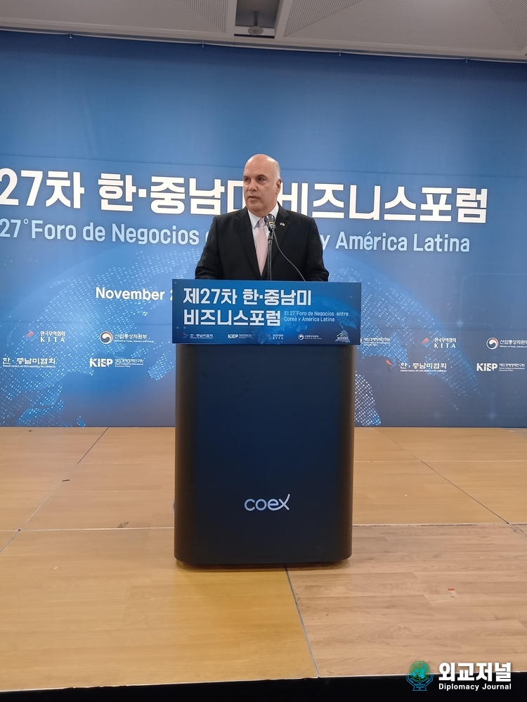Amb. Athanasio Kosmas Sifaki of Panama to Korea gives a congratulatory speech at the forum held at COEX on Nov. 20.