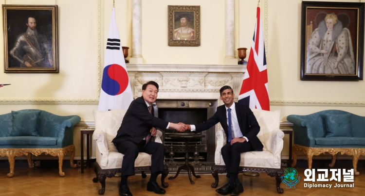 President Yoon Suk-yeol shakes hands with British Prime Minister Rishi Sunack before holding the Korea-UK summit on Nov. 22. /Courtesy of the Presidential Office